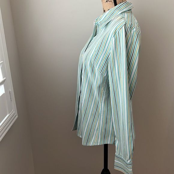 Gap Top‼️ - Picture 3 of 5